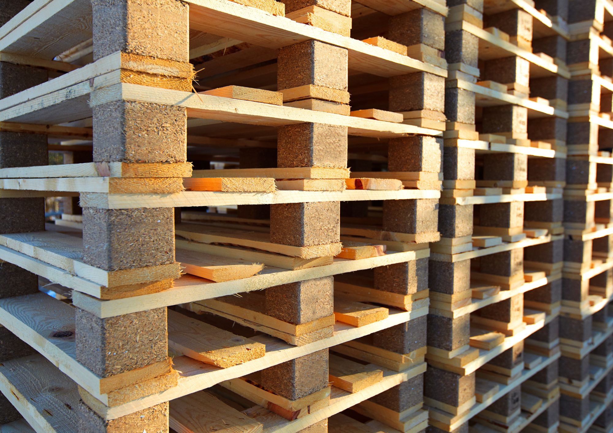 Palets nuevos de madera